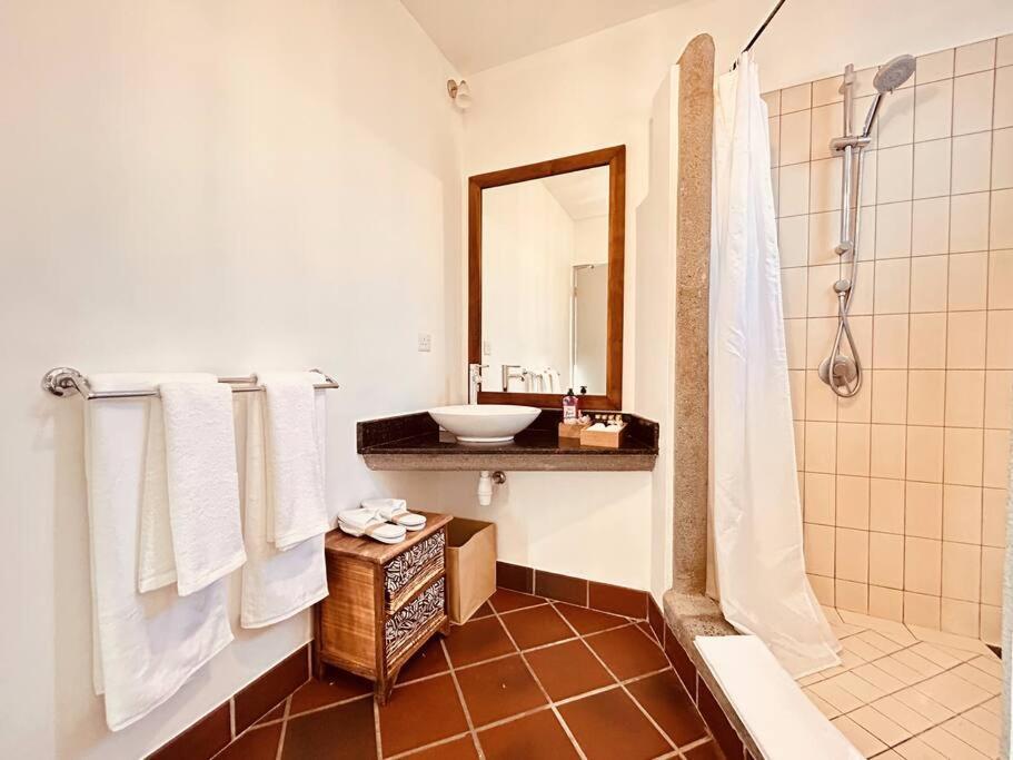 Baie-du-Tombeau Scenic Riverfront 2 Bedroom Villa In Port Chambly מראה חיצוני תמונה