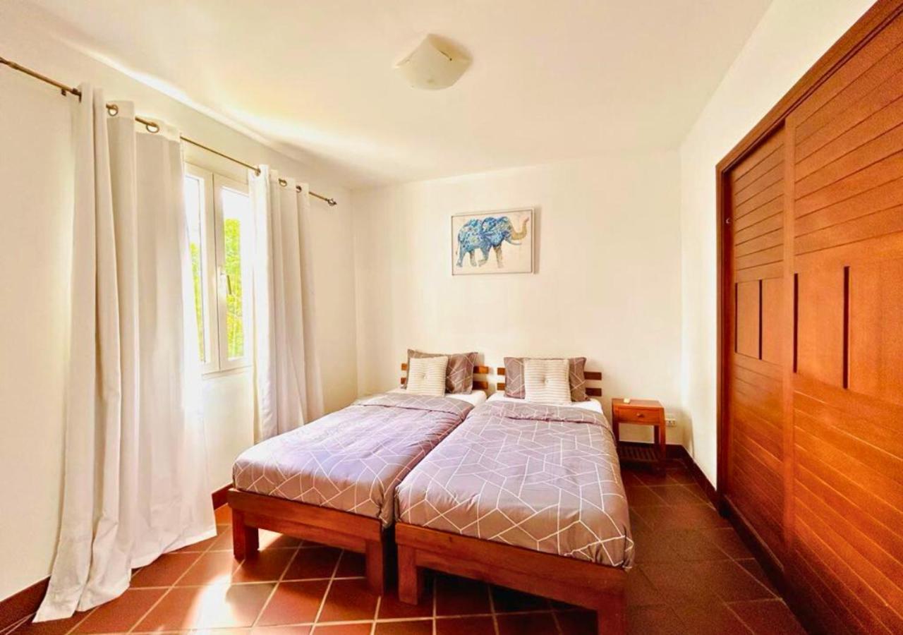 Baie-du-Tombeau Scenic Riverfront 2 Bedroom Villa In Port Chambly מראה חיצוני תמונה